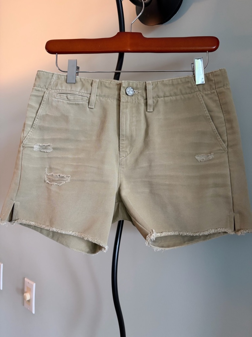 AG ADRIANO GOLDSCHMIED
STANDARD ISSUE KHAKI SHORTS